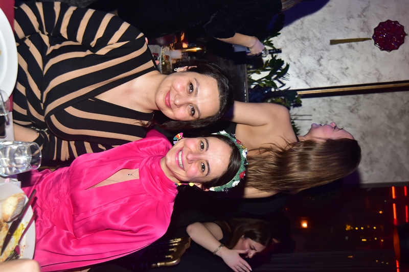 Saadet Ayd�n : Do�um Günü Mutlulu�unu Dostlar�yla Payla�t�